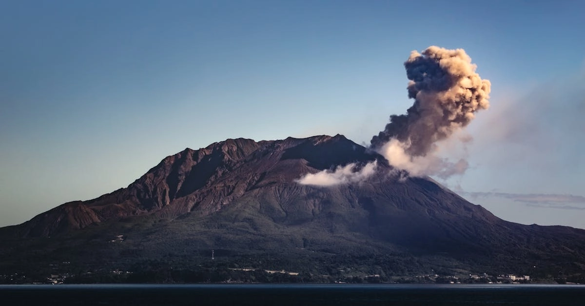 découvrez sakurajima, l'impressionnante île volcanique du japon, célèbre pour sa nature sauvage, ses paysages à couper le souffle et ses éruptions spectaculaires. partez à l'aventure sur ses sentiers de randonnée, explorez ses sources chaudes et plongez dans la culture locale.
