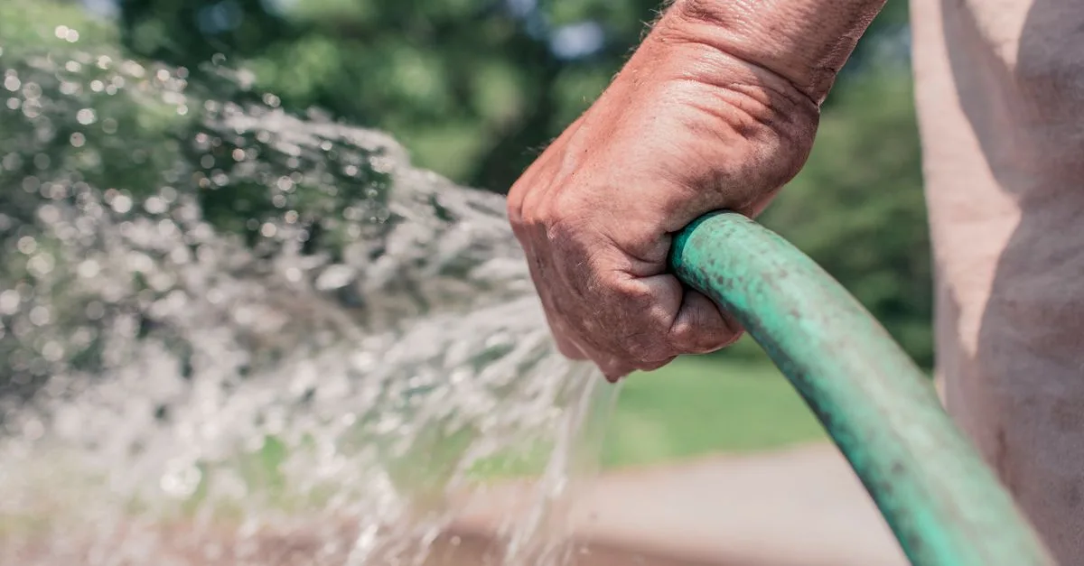 découvrez des solutions d'irrigation de jardin économes en eau pour préserver les ressources tout en maintenant un jardin luxuriant et vibrant.