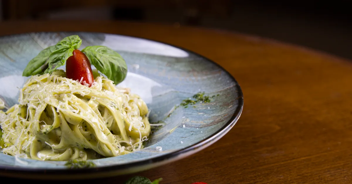 découvrez notre recette facile et authentique de pesto maison, parfaite pour sublimer vos pâtes et vos plats méditerranéens avec des ingrédients frais.