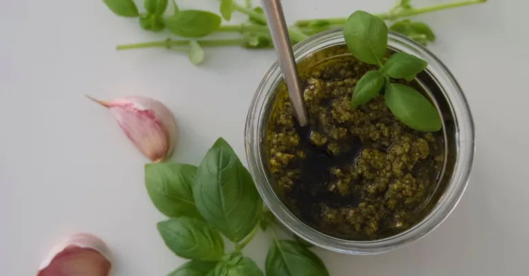 découvrez notre recette simple et savoureuse de pesto maison, parfaite pour rehausser vos plats de pâtes et vos apéritifs.